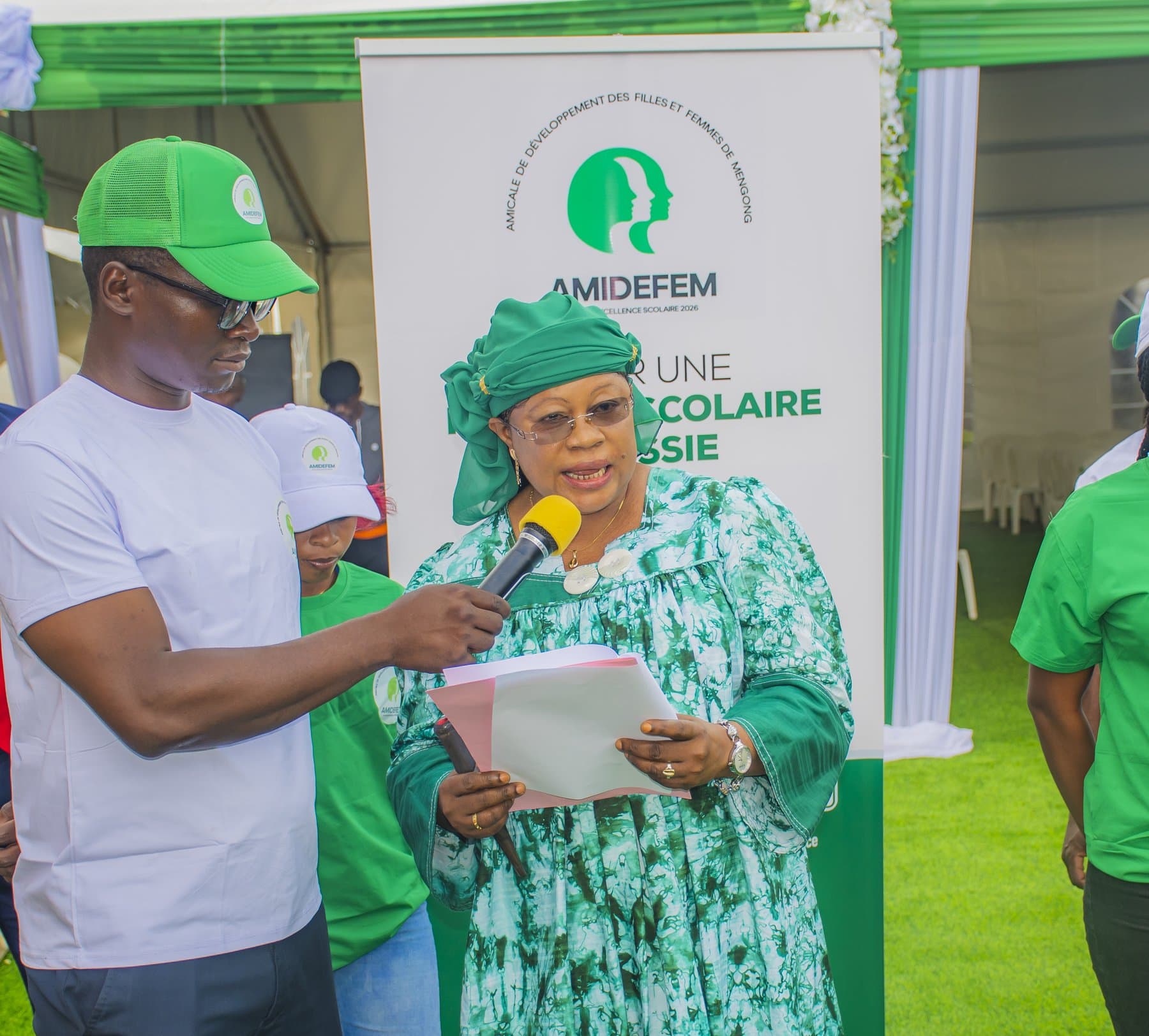 Madame EBA Jeanine épouse NGO'O, Présidente de l'AMIDEFEM, s'exprimant lors de la cérémonie de l'excellence scolaire 2026 à Mengong